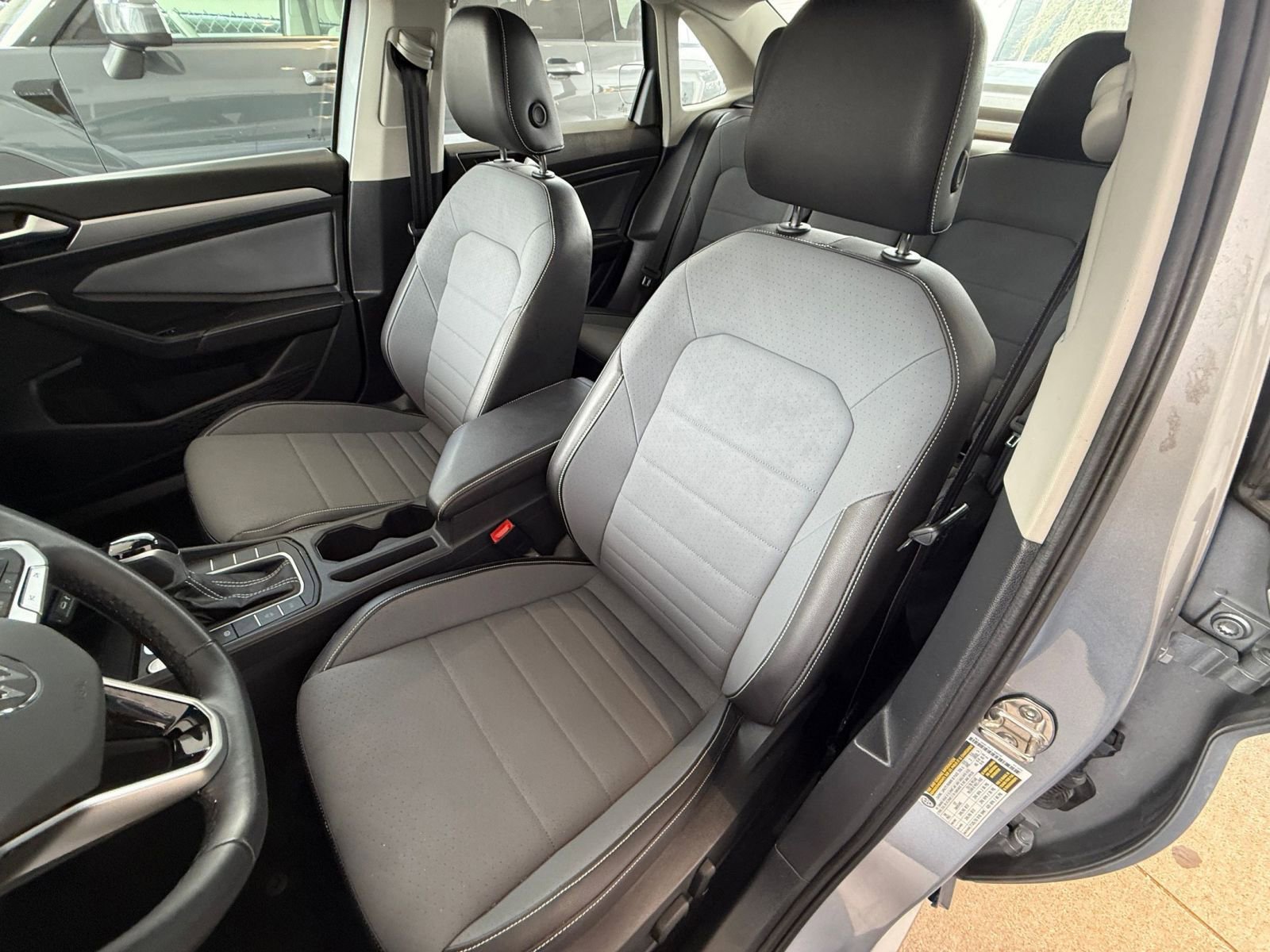 Used 2025 Volkswagen Jetta SE image 36