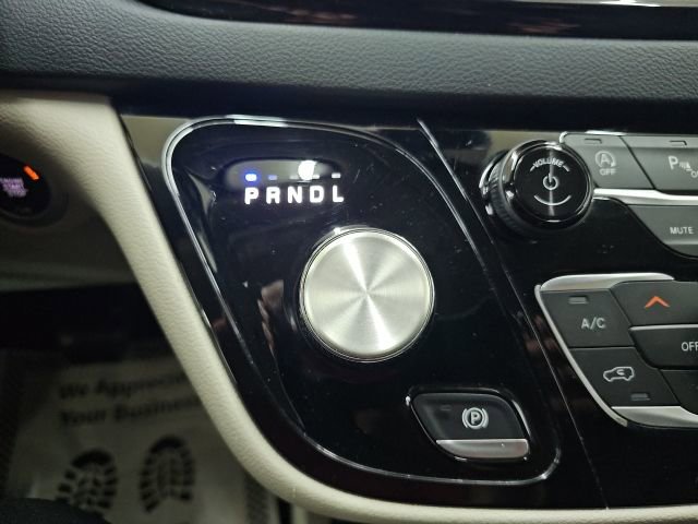 Used 2023 Chrysler Pacifica Touring-L FWD image 16