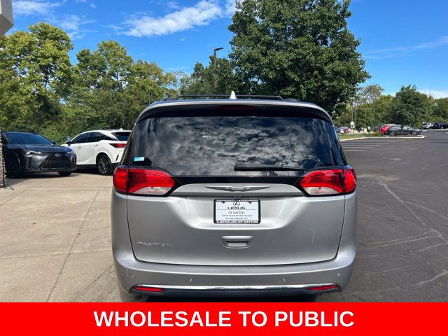 Used 2017 Chrysler Pacifica Touring-L FWD image 7