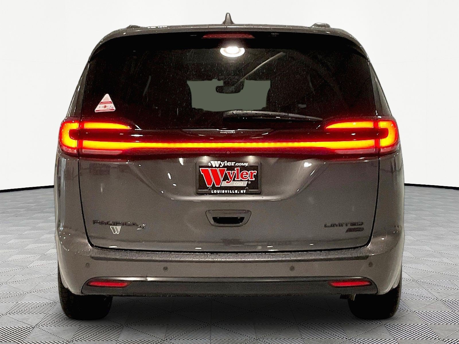 Used 2022 Chrysler Pacifica Limited w/ Uconnect Theater Family Group AWD/4WD image 5