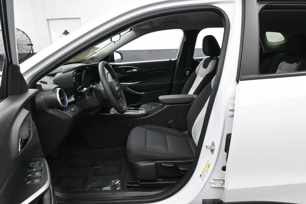 Used 2025 Chevrolet Trax LS FWD image 11