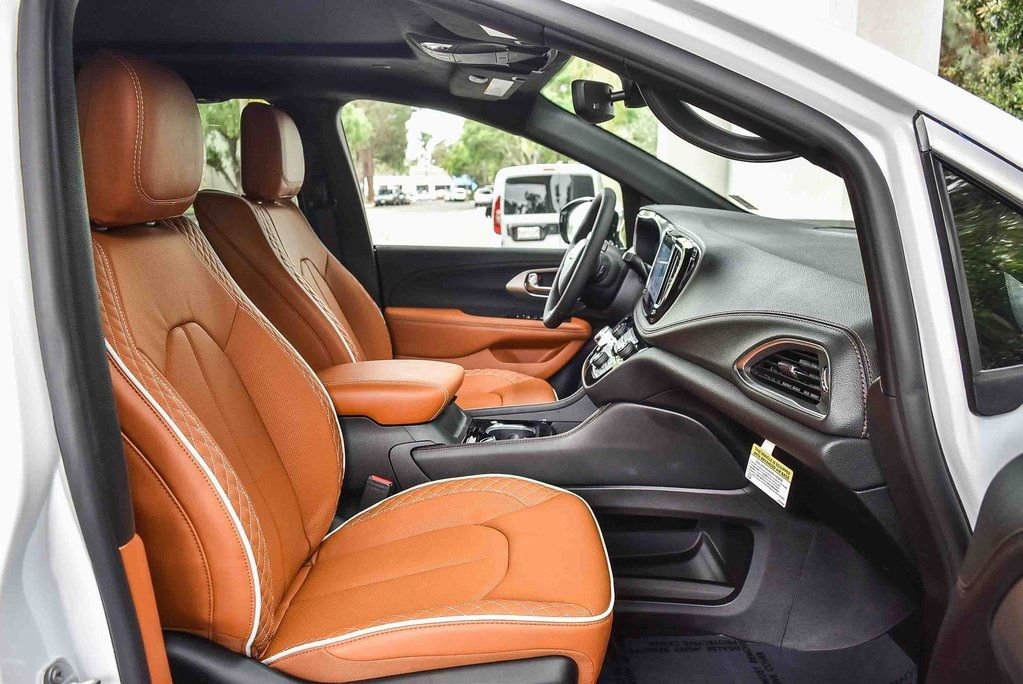 New 2026 Chrysler Pacifica Pinnacle w/ Trailer Tow Group image 16