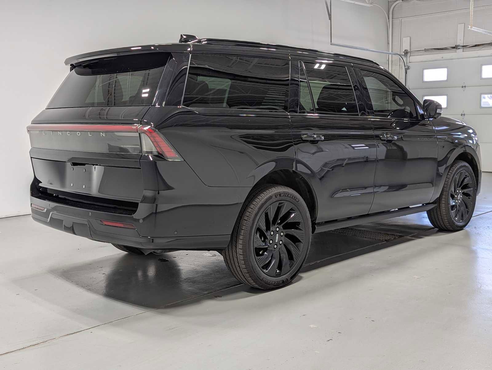 Used 2025 Lincoln Navigator Reserve w/ Jet Appearance Package image 8