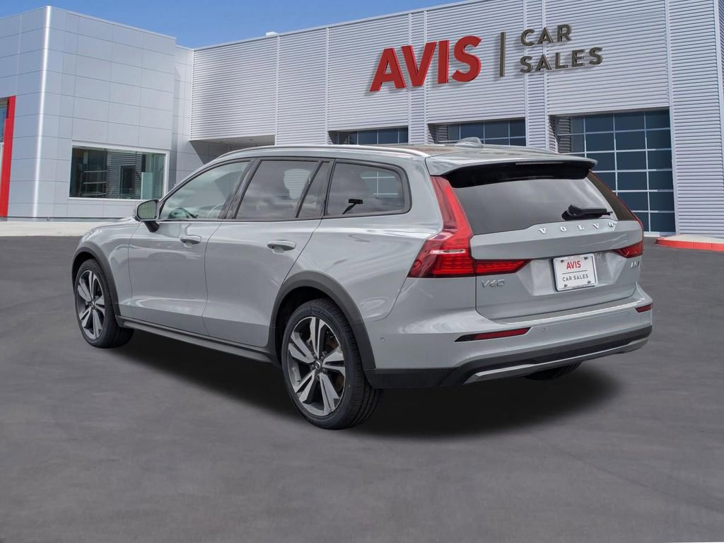 Used 2025 Volvo V60 B5 Cross Country Plus image 9