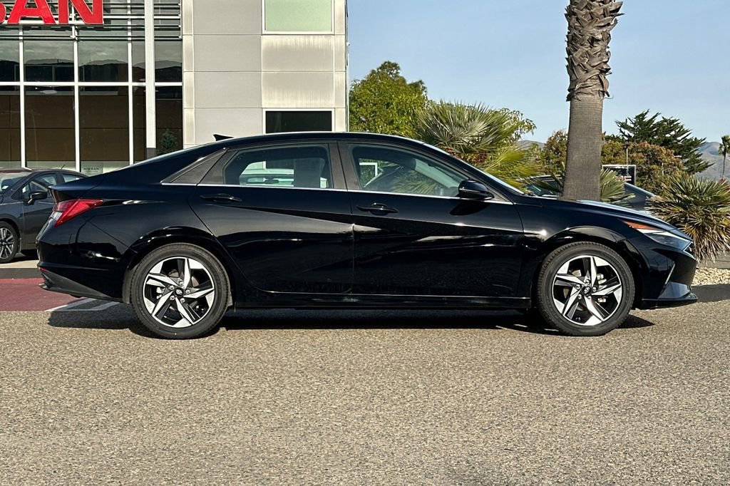Used 2023 Hyundai Elantra Limited image 3