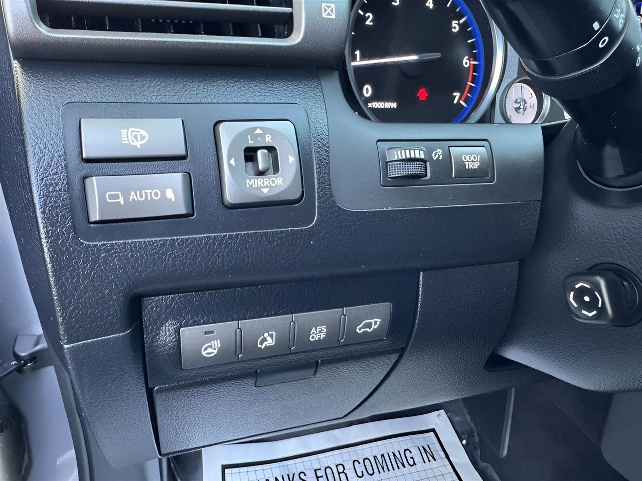 Used 2011 Lexus LX 570 4WD w/ Luxury Pkg image 28