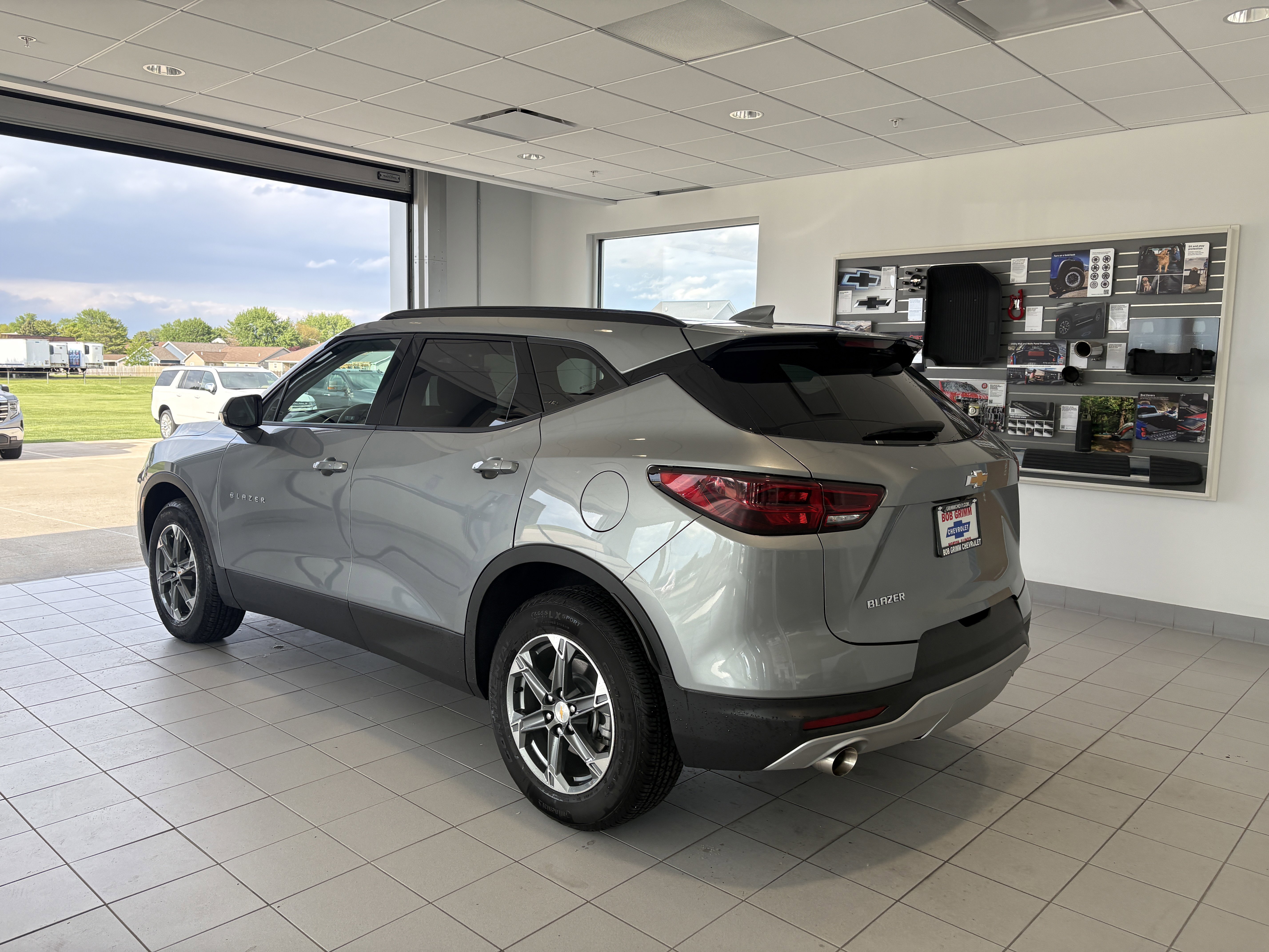Used 2025 Chevrolet Blazer LT w/ Convenience Package FWD image 3