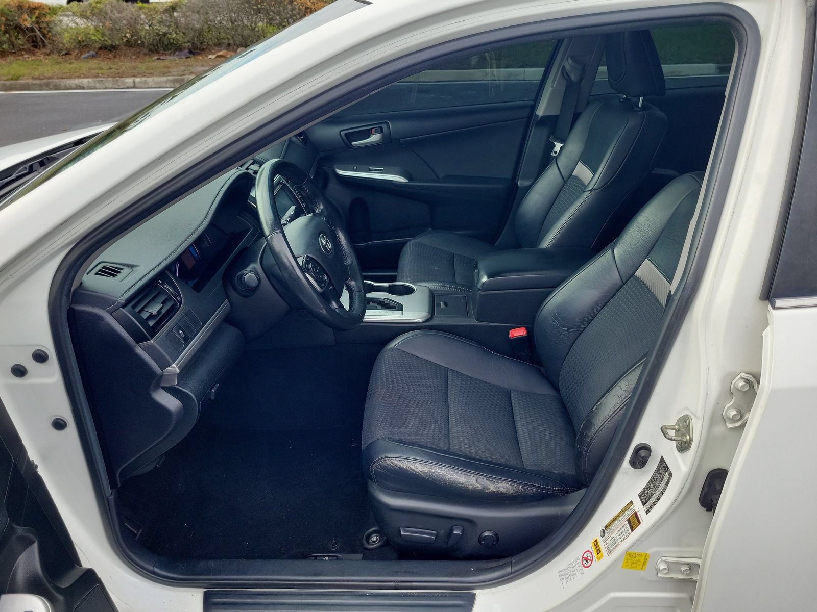 Used 2014 Toyota Camry SE w/ Moonroof Package FWD image 17