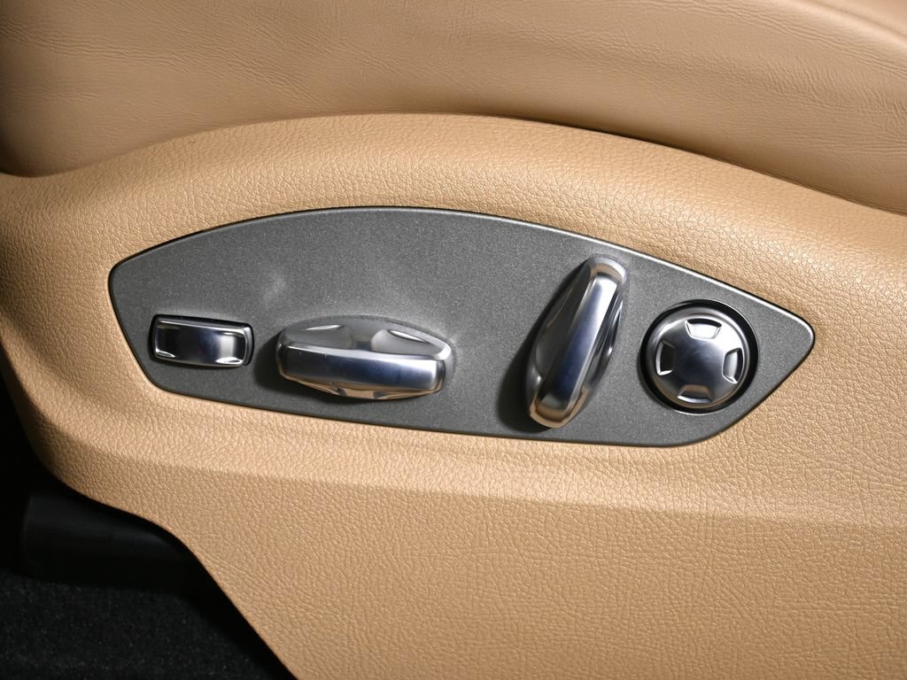 Used 2026 Porsche Macan AWD/4WD image 31
