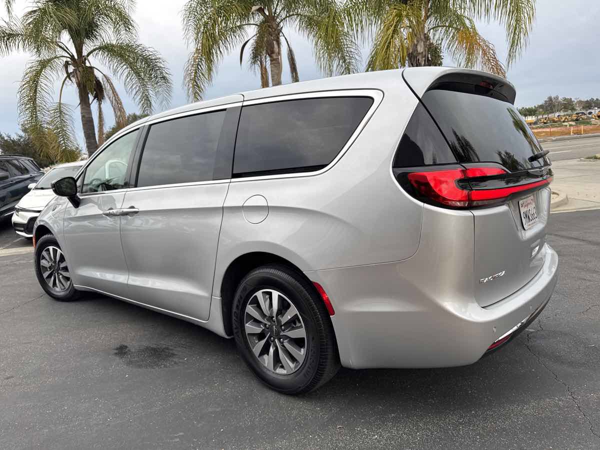 Used 2024 Chrysler Pacifica Select FWD image 5