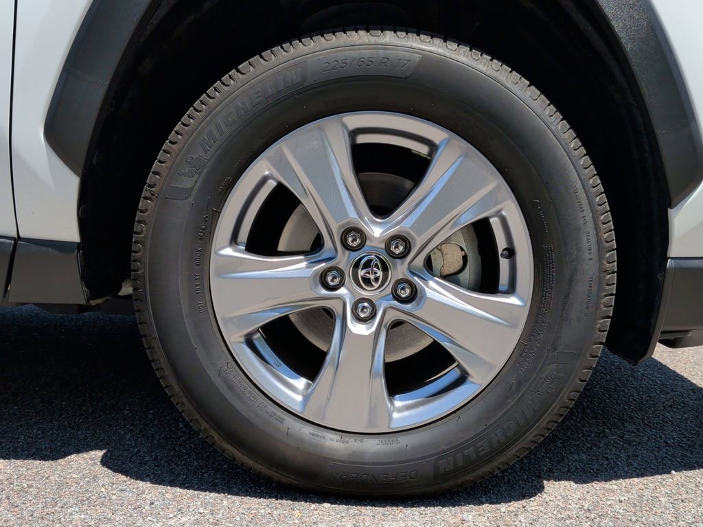 Used 2022 Toyota RAV4 XLE AWD/4WD image 6