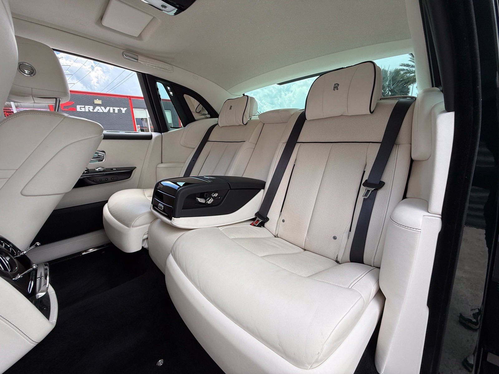 Used 2022 Rolls-Royce Phantom Sedan RWD image 31
