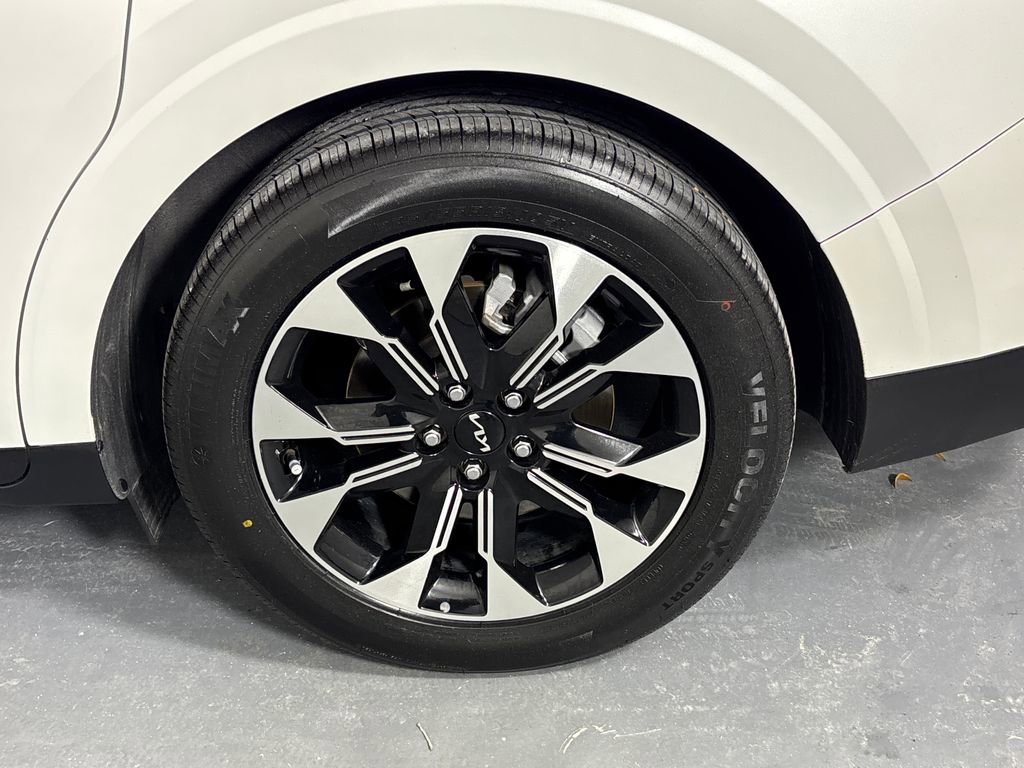 Certified 2024 Kia Carnival EX image 33