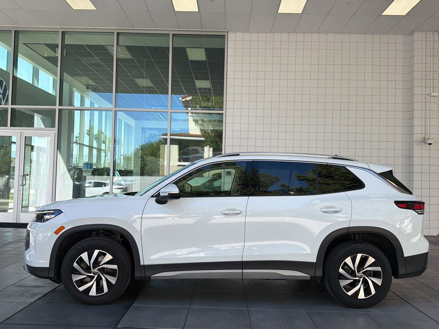 Used 2025 Volkswagen Tiguan S image 2