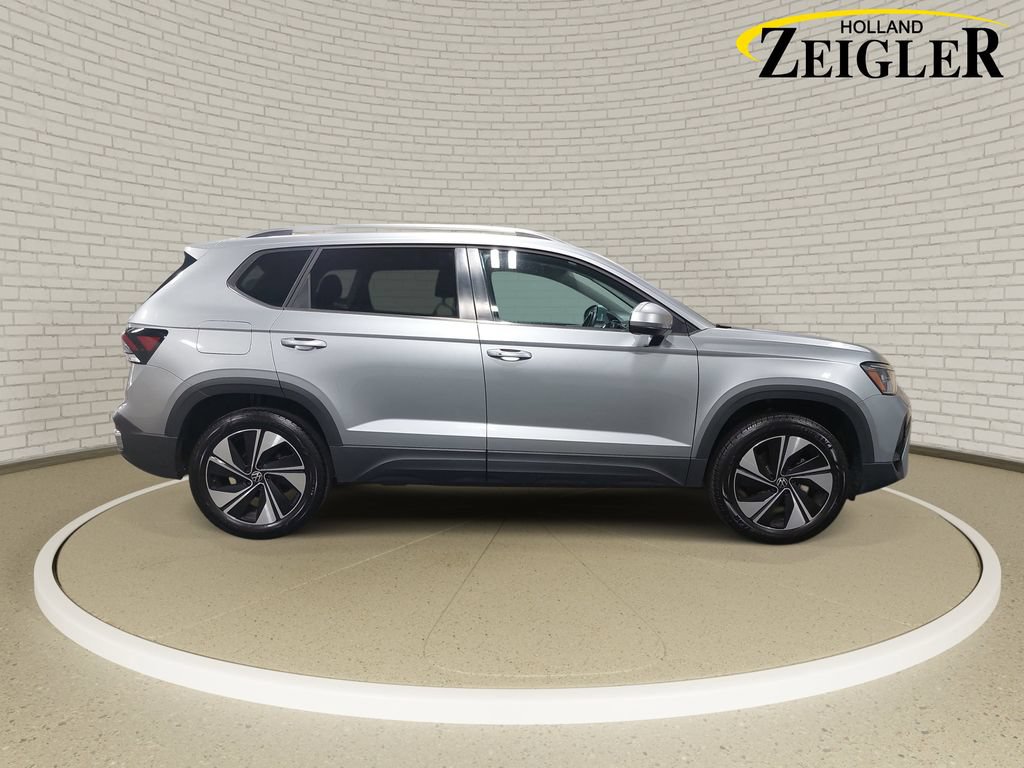 Used 2025 Volkswagen Taos SE AWD/4WD image 4