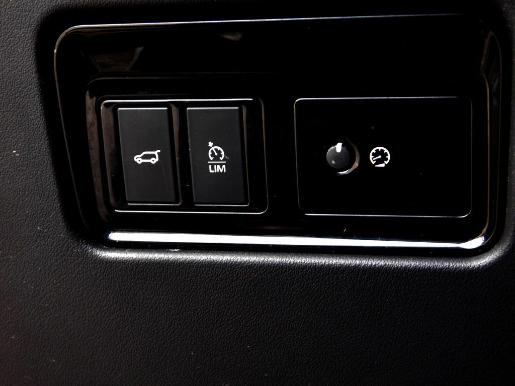 Used 2019 Jaguar F-PACE Premium image 24