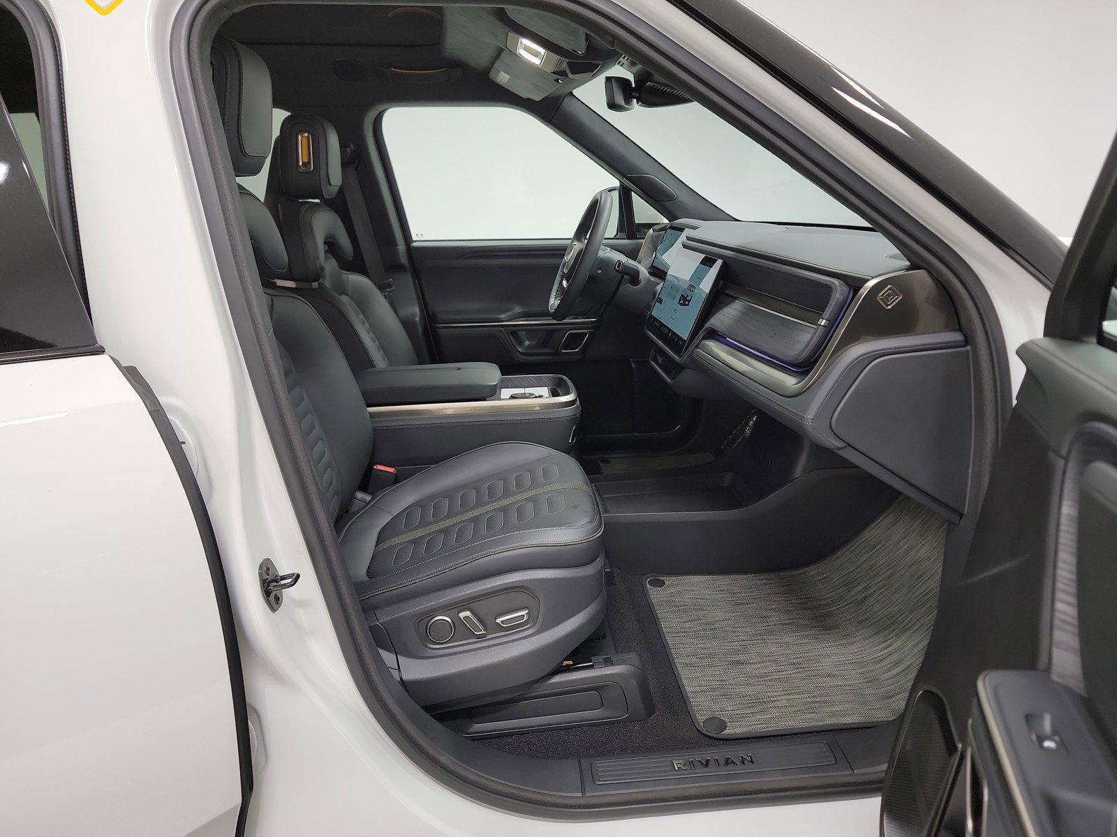 Used 2024 Rivian R1S Adventure image 24