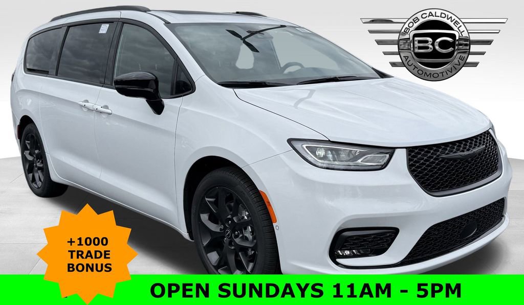 New 2026 Chrysler Pacifica Limited w/ Uconnect Theater Family Group