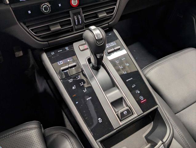 Used 2025 Porsche Macan AWD/4WD image 38