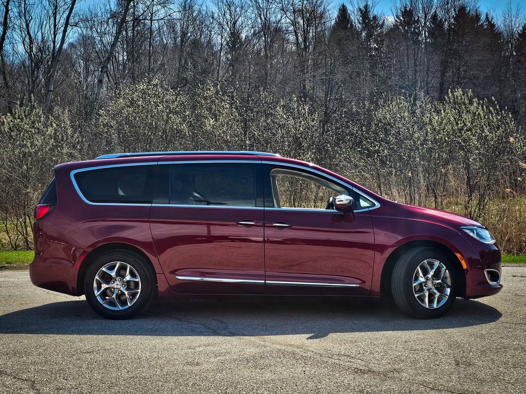 Used 2017 Chrysler Pacifica Limited w/ UConnect Theater Package image 2