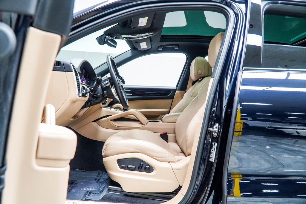 Used 2023 Porsche Cayenne Platinum Edition image 41