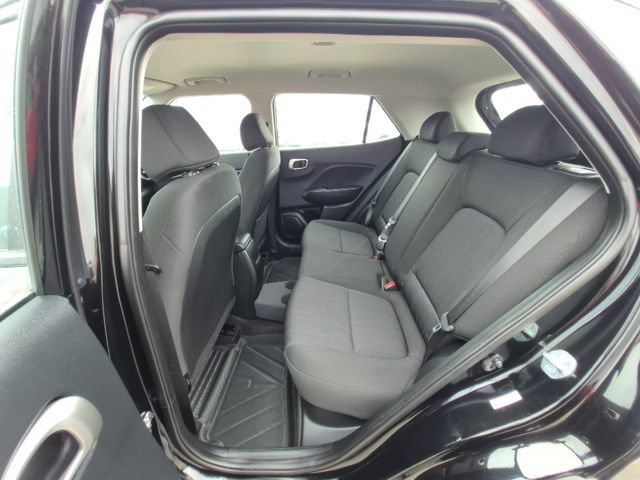 Used 2025 Hyundai Venue SE FWD image 11