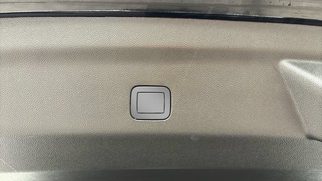 Used 2025 Chevrolet Tahoe High Country AWD/4WD image 35