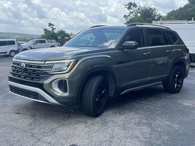 Used 2024 Volkswagen Atlas Peak Edition SE AWD/4WD image 8