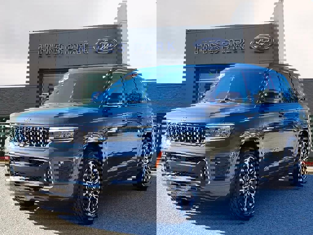 Used 2022 Jeep Grand Cherokee Overland w/ Luxury Tech Group IV image 3