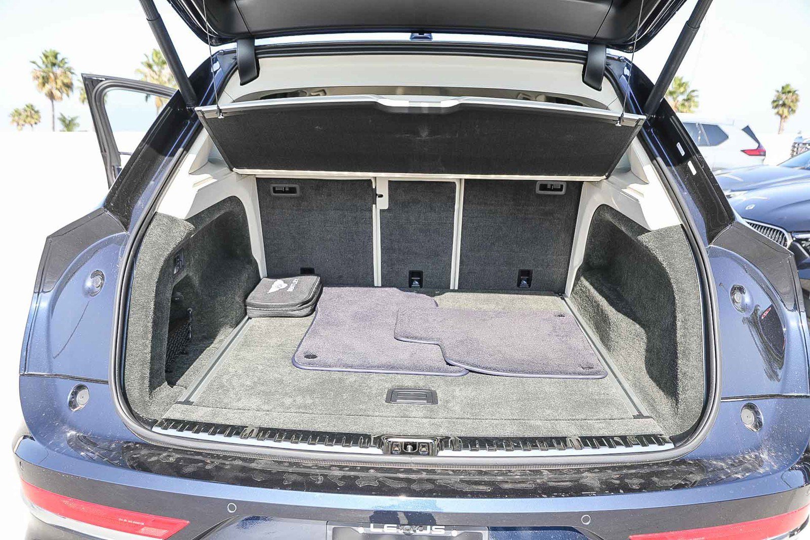 Used 2023 Bentley Bentayga Extended Wheelbase image 25