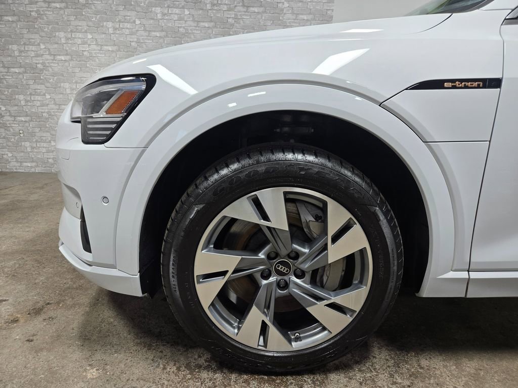 Used 2022 Audi e-tron Premium Plus w/ Premium Plus Package image 62