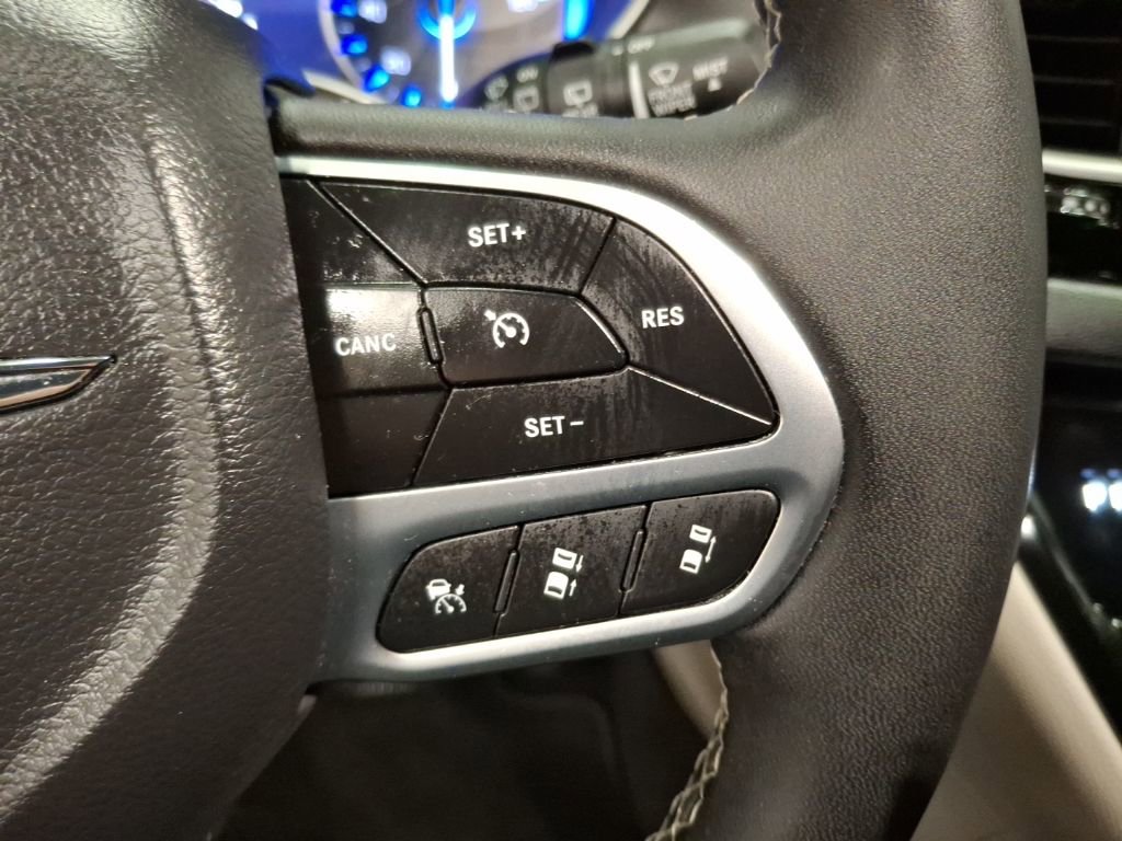 Used 2024 Chrysler Pacifica Touring-L image 23