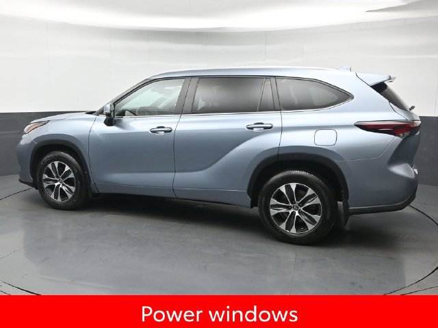 Used 2024 Toyota Highlander XLE AWD/4WD image 4