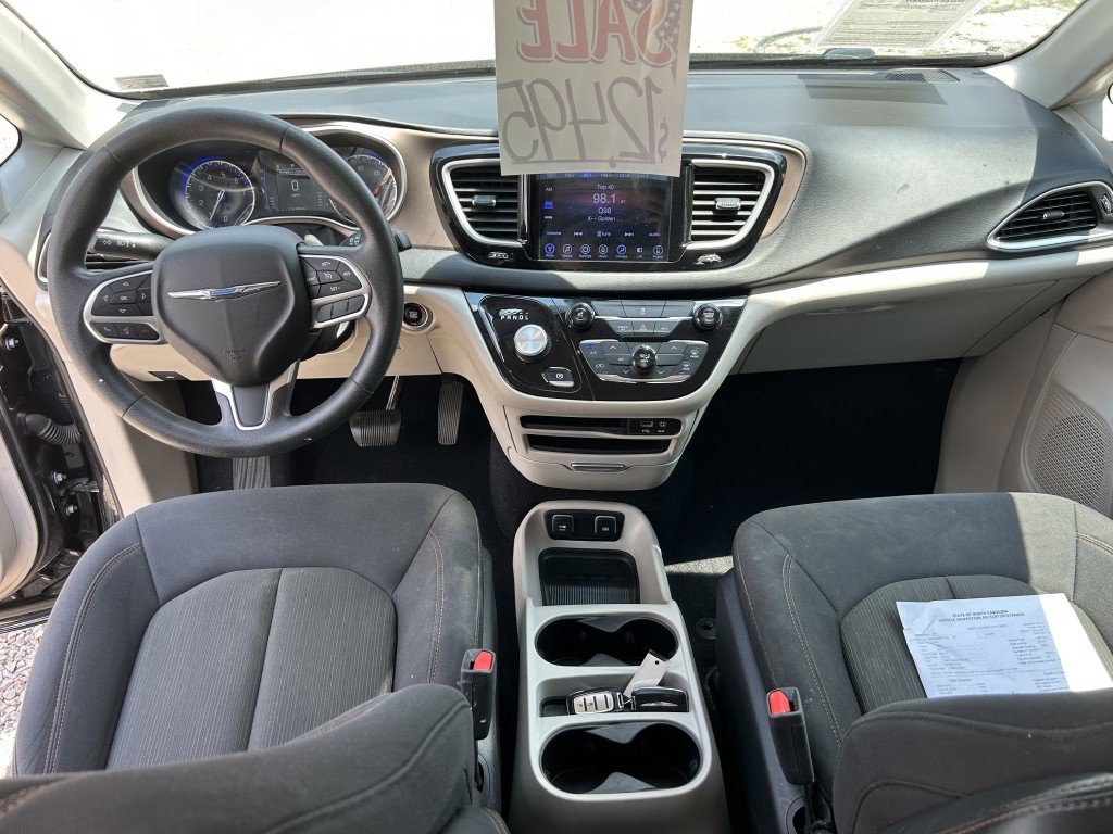 Used 2017 Chrysler Pacifica Touring FWD image 6