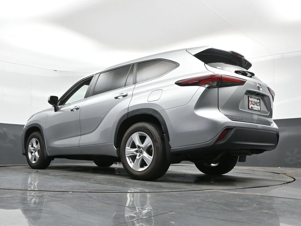 Used 2024 Toyota Highlander LE AWD/4WD image 46