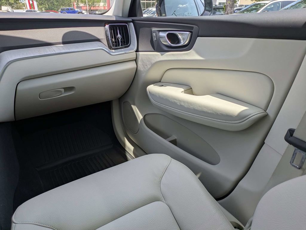 Certified 2024 Volvo XC60 T8 Plus w/ Protection Package Premier AWD/4WD image 20