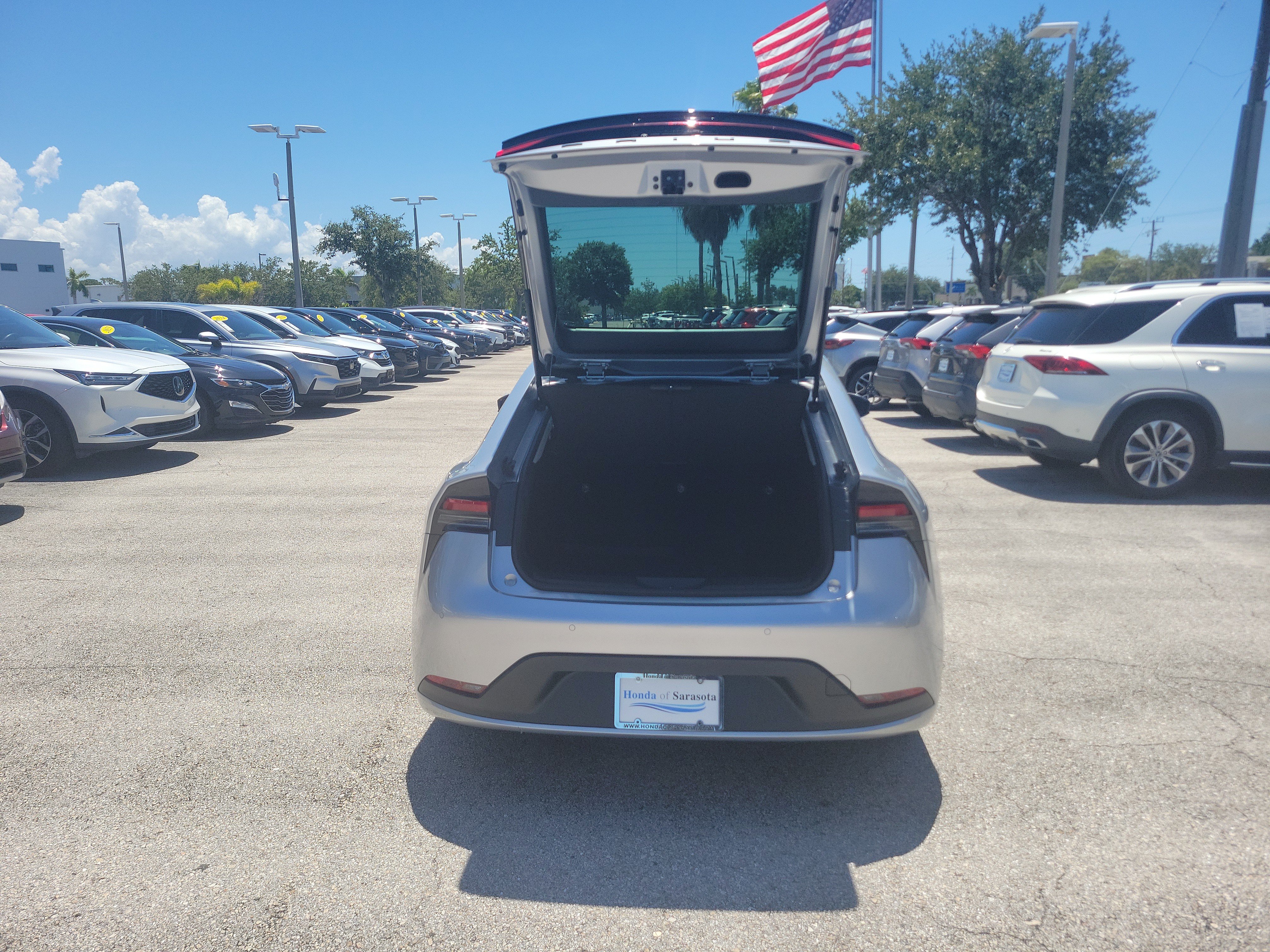 Used 2024 Toyota Prius LE FWD image 11