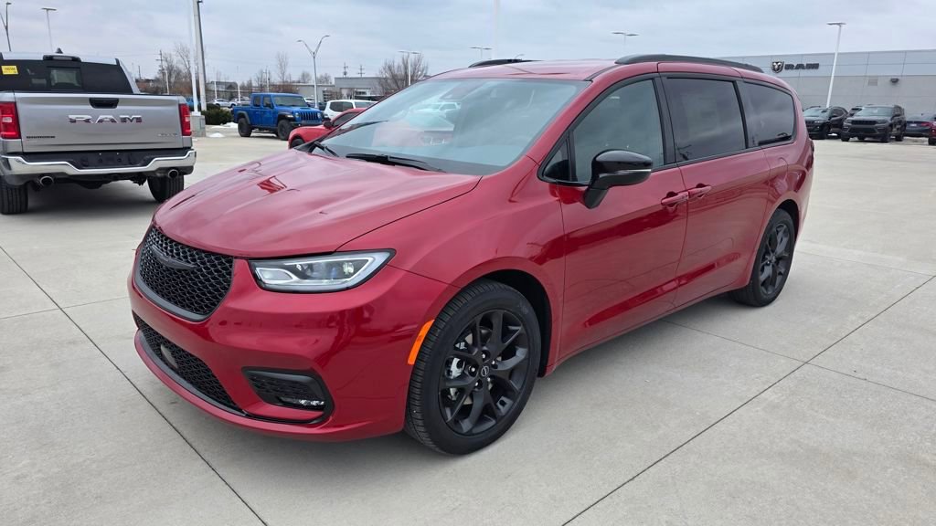 New 2026 Chrysler Pacifica Select w/ S Appearance Package image 1