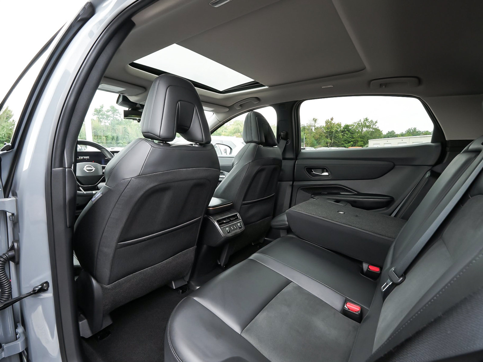 Used 2025 Nissan Ariya AWD image 31