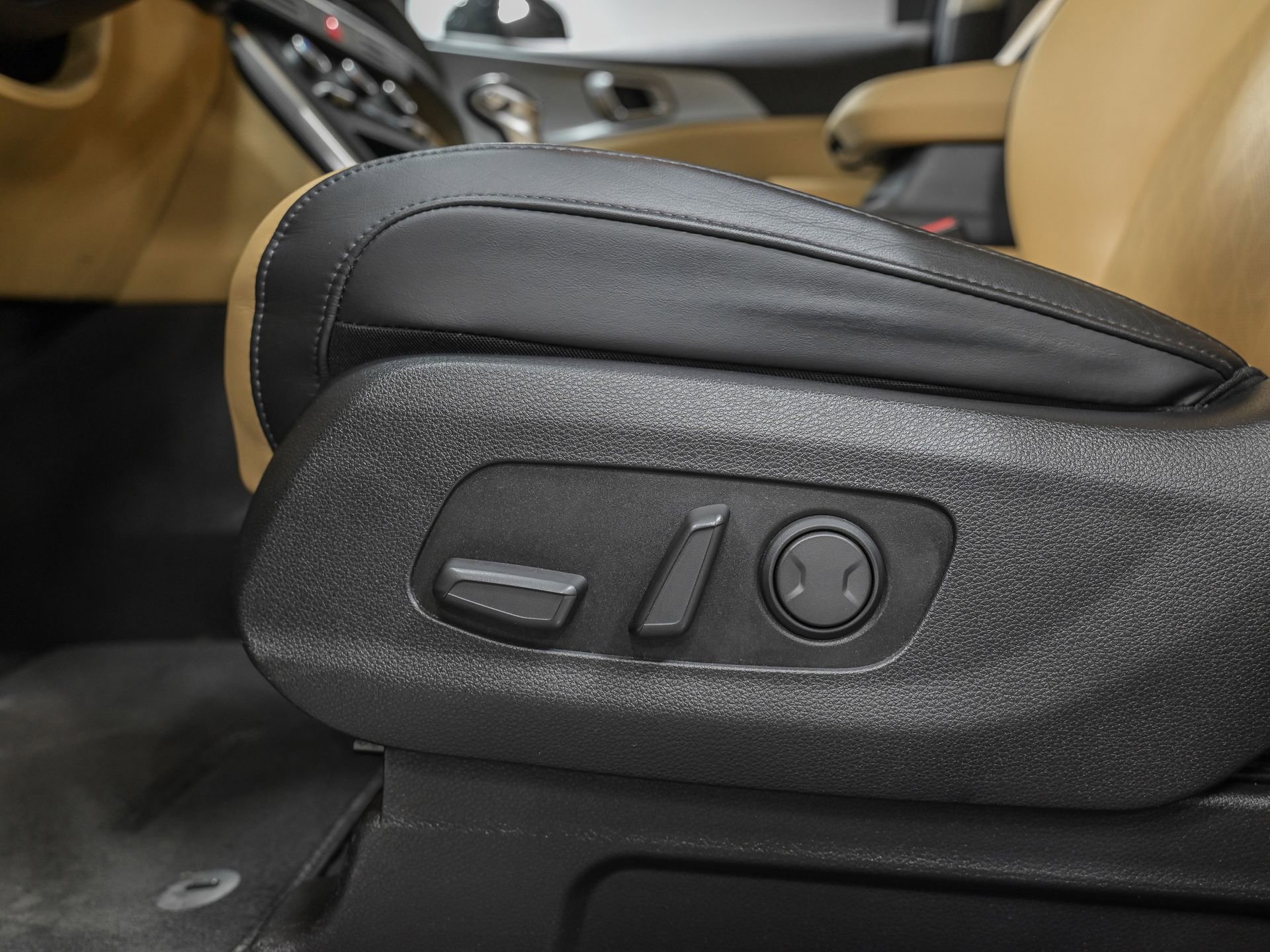 Used 2023 Kia Carnival LX image 14