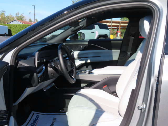 Used 2025 Cadillac Lyriq Luxury RWD image 11
