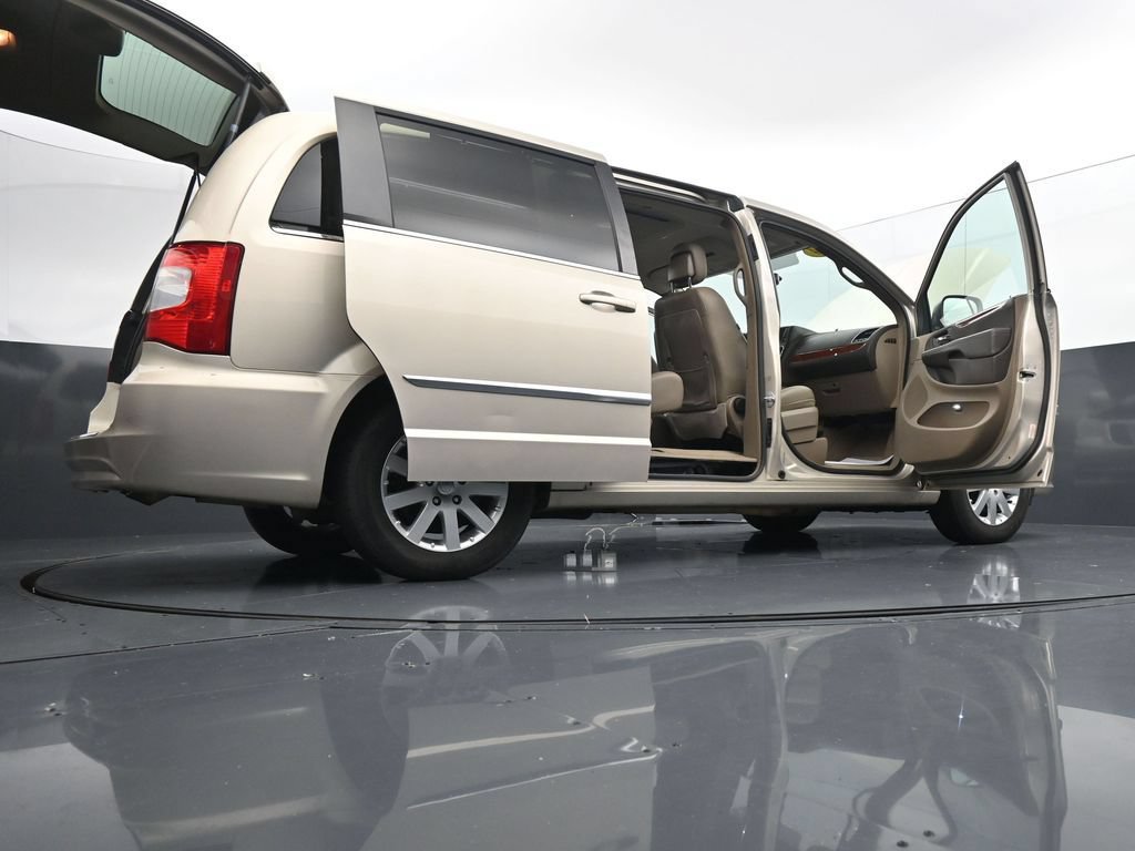 Used 2014 Chrysler Town & Country Touring FWD image 37