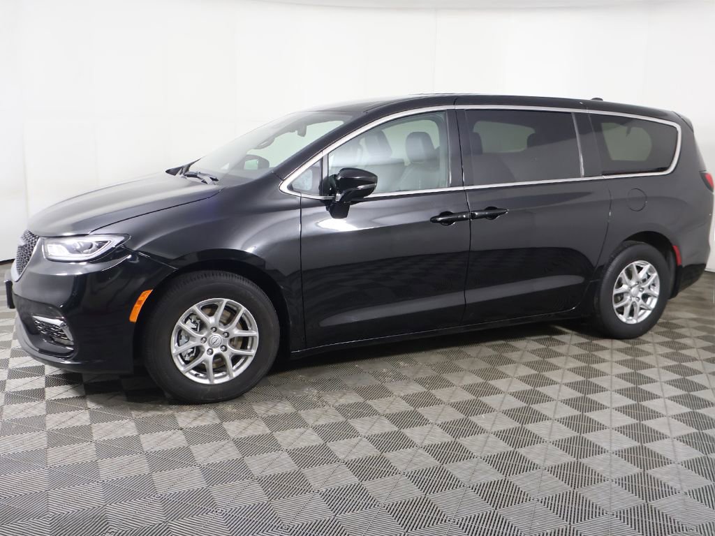 Used 2025 Chrysler Pacifica Select image 26