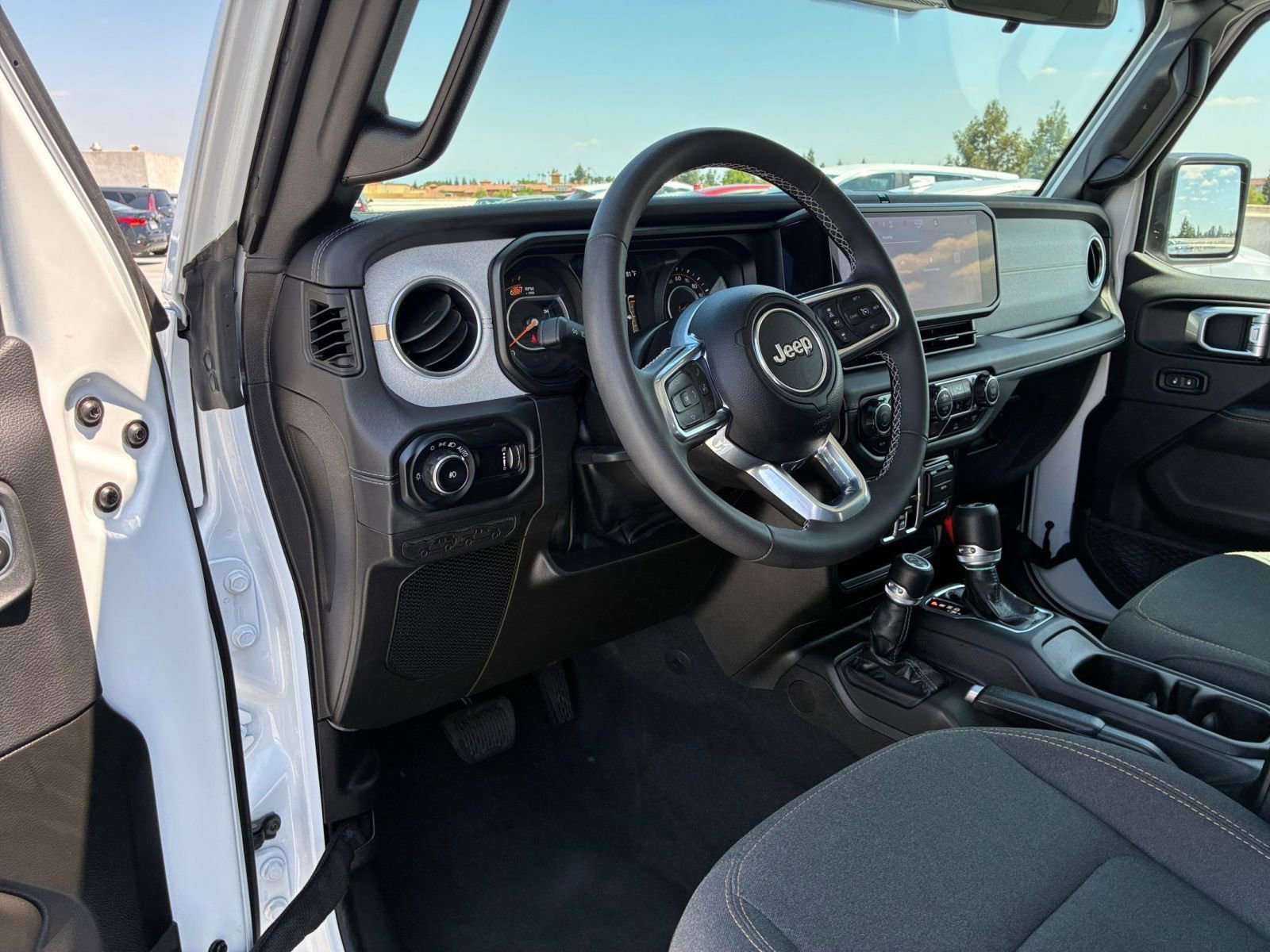 Used 2025 Jeep Wrangler Unlimited Sahara AWD/4WD image 33