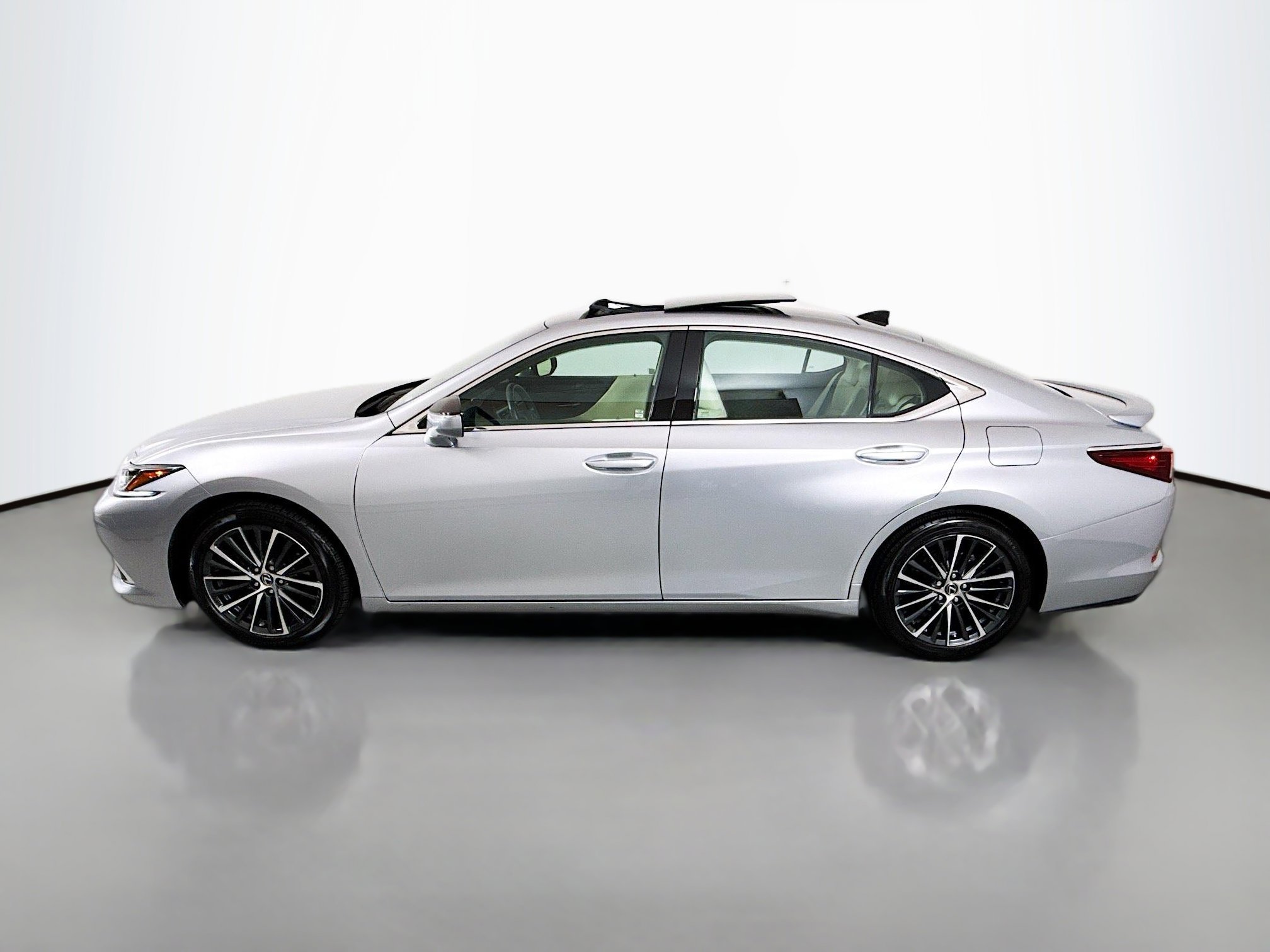 Certified 2022 Lexus ES 350 w/ Premium Package image 4