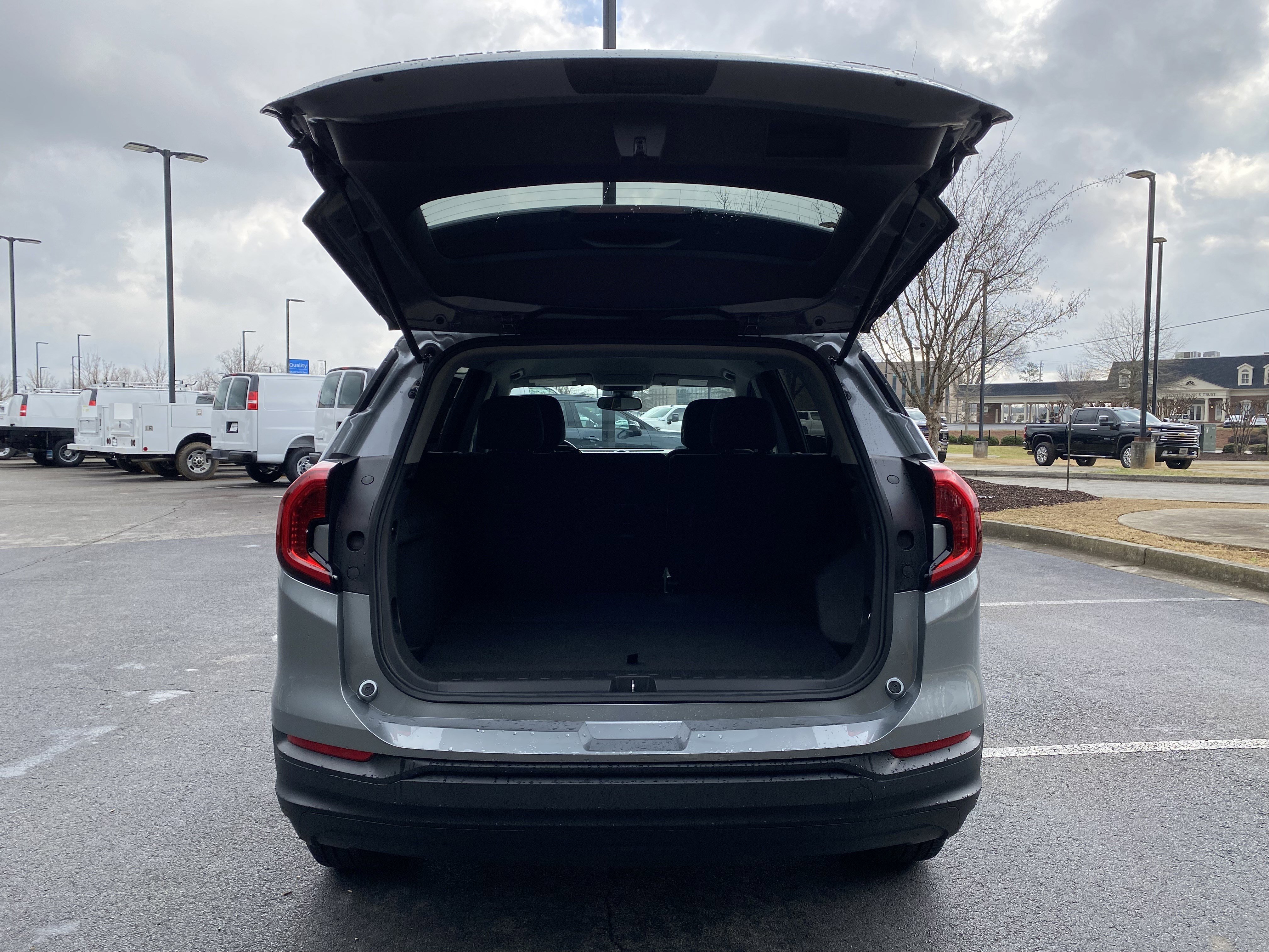 Used 2024 GMC Terrain SLE image 11