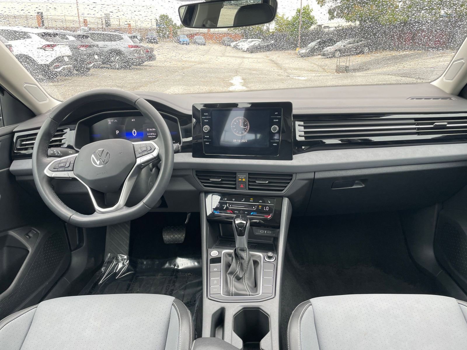Used 2025 Volkswagen Jetta SE image 33