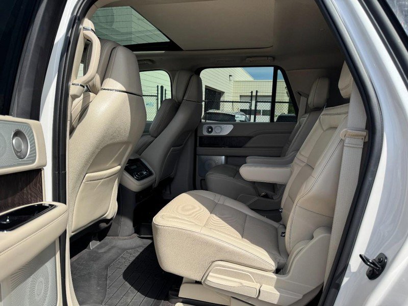 Used 2018 Lincoln Navigator L Reserve w/ Technology Package image 12