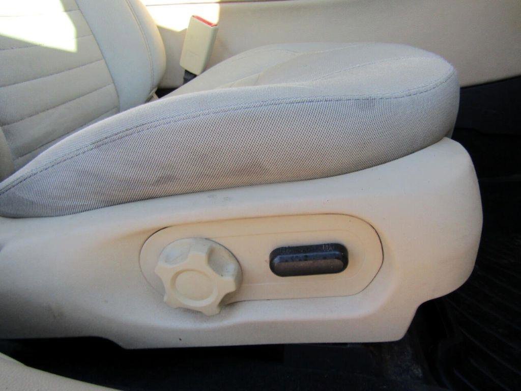 Used 2016 Ford Taurus SE FWD image 28