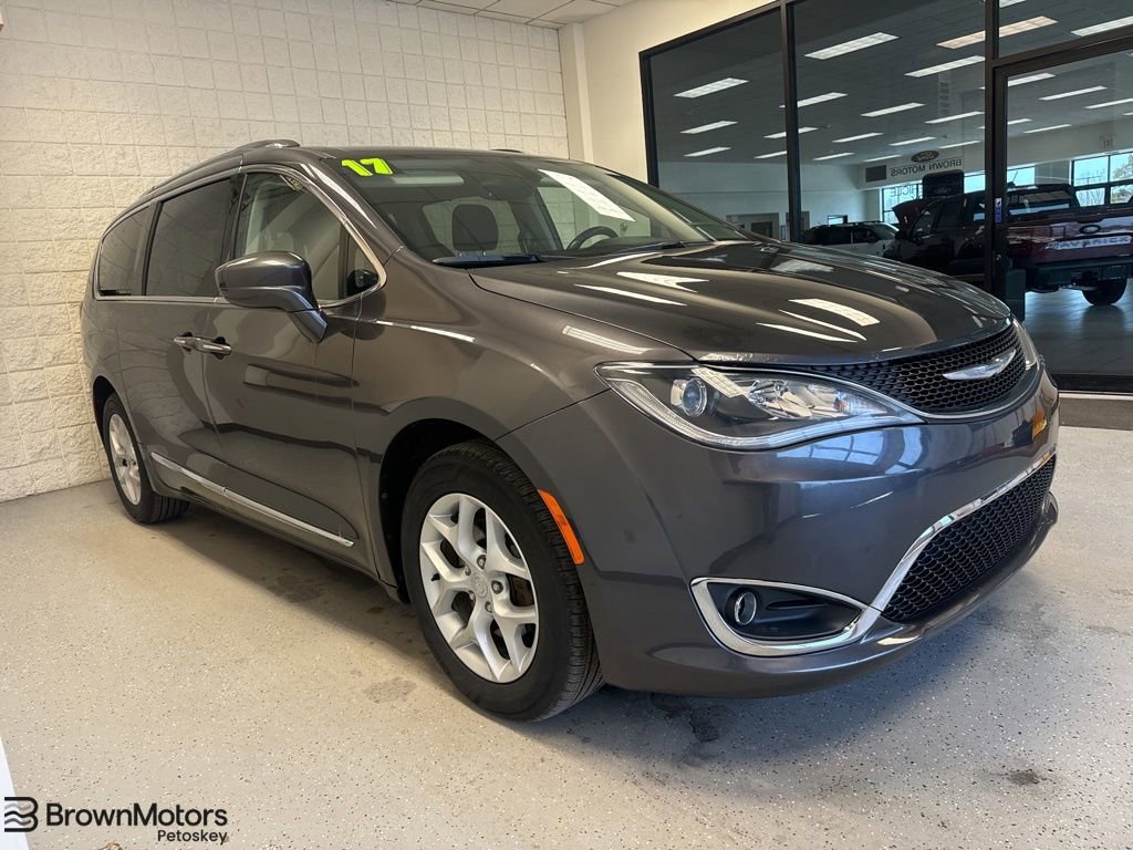 Used 2017 Chrysler Pacifica Touring-L Plus FWD image 1